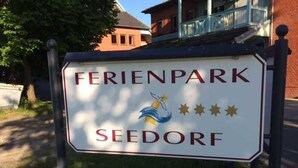 Placa de 'FERIENPARK SEEDORF' com logotipo e cinco estrelas.