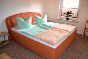 3 bedrooms, travel cot, bed sheets