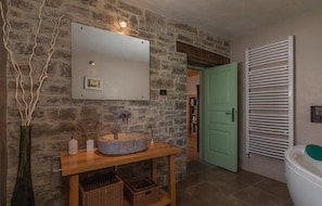 Bathtub - Lovely home in Groznjan with sauna (Groznjan)