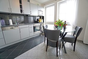 Een koelkast, een magnetron, een oven, een vaatwasser
