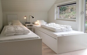 3 bedrooms, travel crib