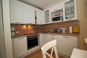 Kühlschrank, Mikrowelle, Ofen, Geschirrspüler