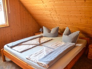 2 bedrooms, travel cot, bed sheets - Luzies Hus - Holiday cottage (Kröslin)