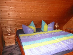 2 bedrooms, travel cot, bed sheets