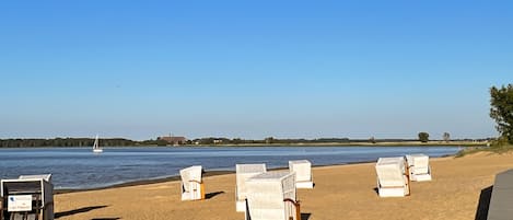 بالقرب من الشاطئ