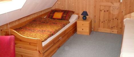 2 bedrooms, travel crib, bed sheets