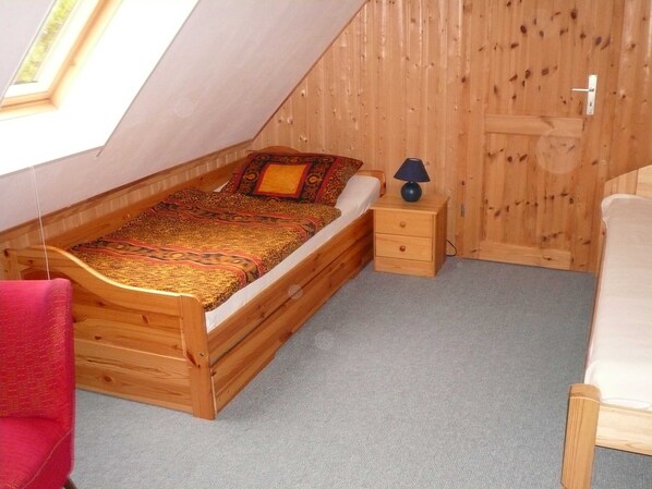 2 bedrooms, travel crib, bed sheets