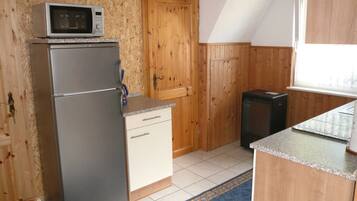 Réfrigérateur, micro-ondes, four, chaise haute