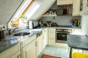 Kahvin-/teenkeitin, jääkaappi, mikroaaltouuni, uuni