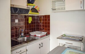 Kühlschrank, Mikrowelle, Herdplatte, Wasserkocher mit Kaffee-/Teezubehör