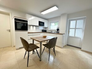 Kühlschrank, Mikrowelle, Ofen, Geschirrspüler