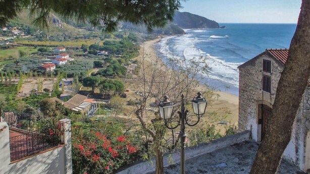 A coastal town with a beach, buildings, and a street with a lamppost. - Gorgeous home in Sperlonga -LT- (Sperlonga -LT-)
