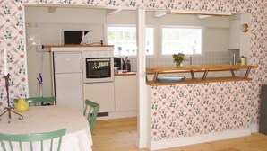 A compact kitchen with a microwave, oven, and a small window. - 2 bedroom stunning home in Strängnäs (Strängnäs)