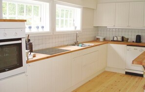 Kjøleskap, kokeplater, oppvaskmaskin og kaffetrakter/tekoker