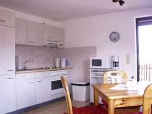 Kühlschrank, Mikrowelle, Ofen, Hochstuhl