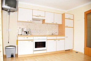 Fridge, oven, coffee/tea maker, electric kettle