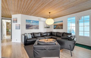 Televisión, chimenea y futbolito 