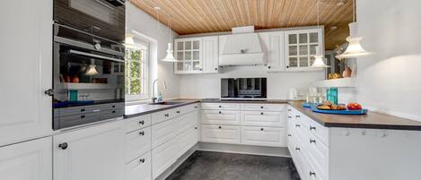 Køleskab, kogeplade, opvaskemaskine, kaffe-/temaskine