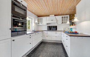 Refrigerador, parrilla de estufa, lavavajillas y cafetera y tetera 