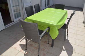 تناول الطعام بالخارج