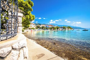 A coastal town with clear waters, stone buildings, and a stone balustrade. - Holiday apartment with 20 sqm terrace (Palit)