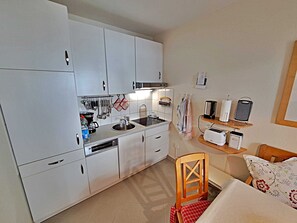 Køleskab, opvaskemaskine, højstol, spisebord