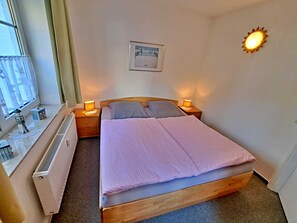 1 bedroom, travel cot, bed sheets