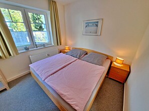 1 Schlafzimmer, Reisekinderbett, Bettwäsche