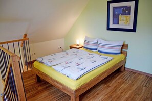 2 bedrooms, travel cot, WiFi, bed sheets - Apartment 3 Ostseehus with terrace - Holiday apartments on the Baltic Sea beach with (Middelhagen)