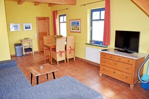 TV - Apartment 3 Ostseehus with terrace - Holiday apartments on the Baltic Sea beach with (Middelhagen)