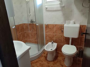 Bruser, hårtørrer, bidet
