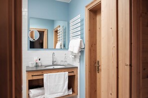 Shower, hair dryer - Single Room - Landhaus am Stein (Bad Wiessee)