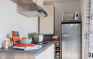 Refrigerador, microondas, parrilla de estufa y cafetera y tetera 