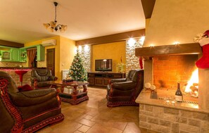 Televisión, chimenea, reproductor de DVD y futbolito 