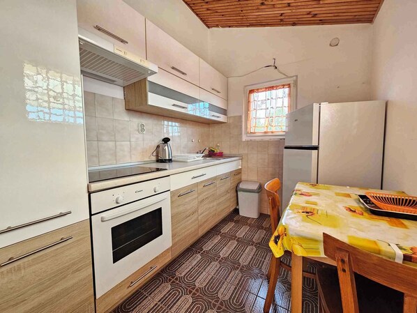 Oven, stovetop, coffee/tea maker