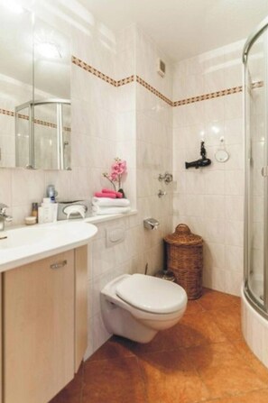 Dusche, Haartrockner, Handtücher