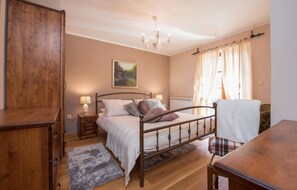 2 bedrooms, travel crib, free WiFi, bed sheets - Gorgeous home in Poljane with sauna (Poljane)