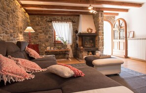 TV, fireplace - Gorgeous home in Poljane with sauna (Poljane)