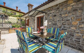 Outdoor dining - Gorgeous home in Poljane with sauna (Poljane)