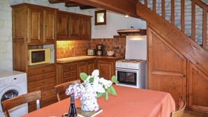 Microwave, stovetop, dishwasher, cookware/dishes/utensils - 3 bedroom nice home in Ligre (Ligre)