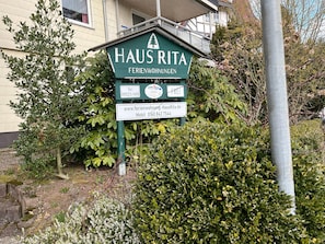 Une enseigne pour Haus Rita, un établissement proposant des appartements meublés.