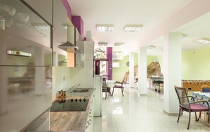 ثلاجة، موقد طهي مسطح، غسالة أطباق، ماكينة لصنع القهوة/الشاي