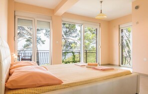 4 عدّة غرف نوم وواي فاي مجانًا وملاءات أسرّة