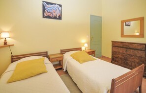 3 bedrooms, travel cot, free WiFi, bed sheets