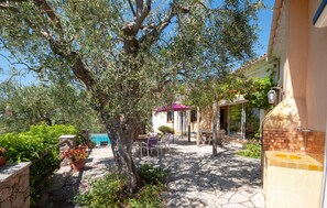 Outdoor dining - Lovely home in Spéracèdes with WiFi (Spéracèdes)