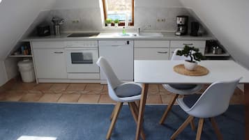 KylskÄp, ugn, diskmaskin och kaffe- och tebryggare