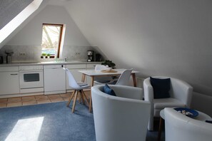 Kühlschrank, Ofen, Geschirrspüler, Wasserkocher mit Kaffee-/Teezubehör