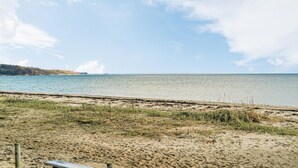 Une plage avec un rivage sablonneux et une mer calme.