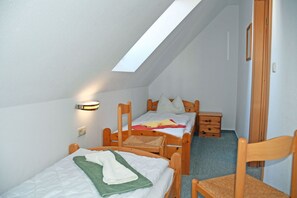 2 chambres, lit de bébé portatif, literie fournie
