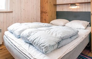 3 bedrooms, travel cot, free WiFi - Nice home in Hadsund with sauna (Hadsund)